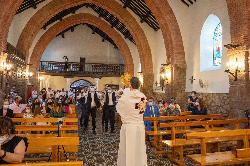 Corpus Porzuna danzantes iglesia 2