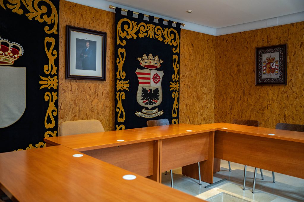 Oficina del Ayuntamiento de Porzuna con el escudo oficial